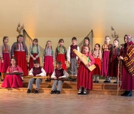 Viduskursas bērnu un jauniešu folkloras kopas piedalās reģionālajā skatē Kazdangā